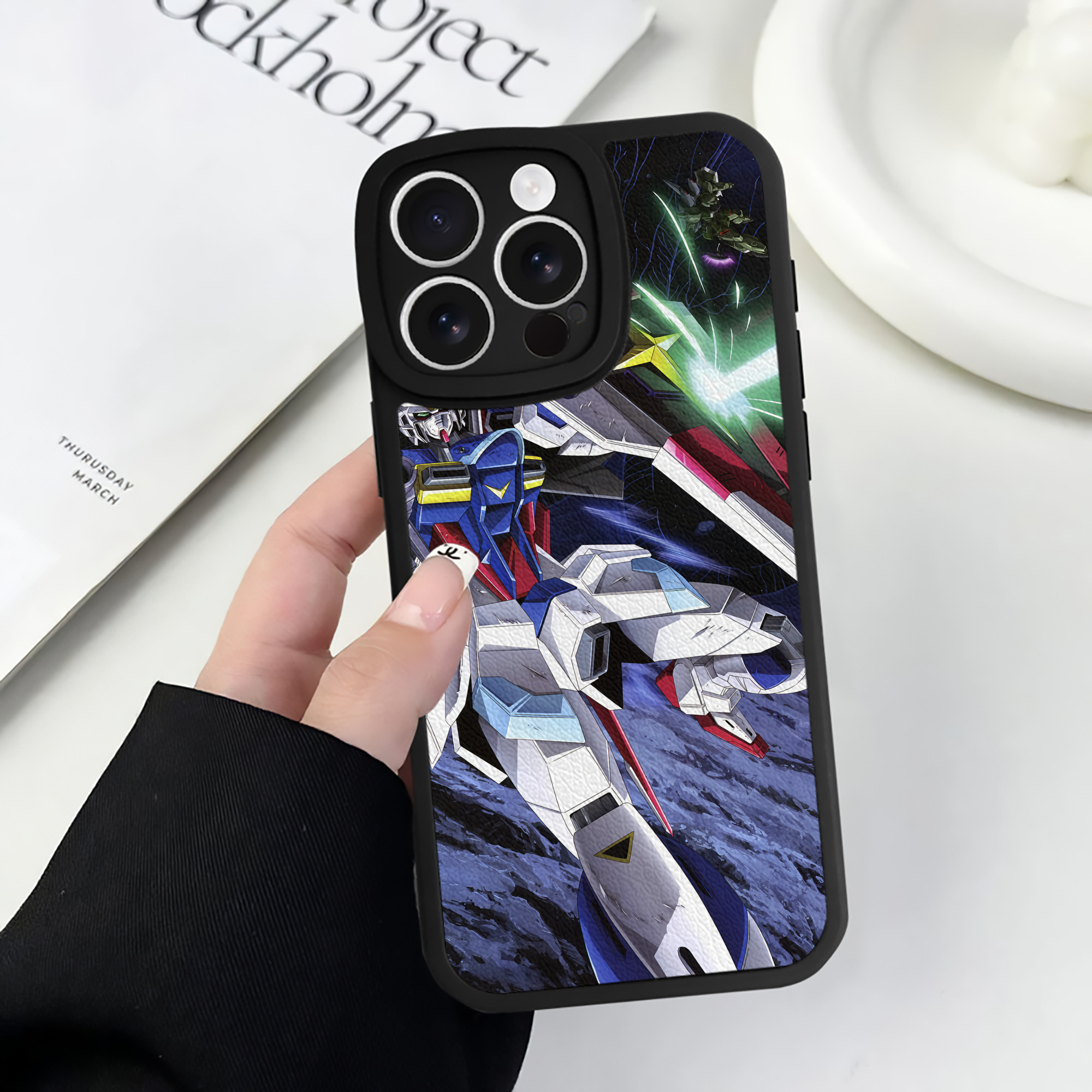 （画像用） 機動戦士ガンダム Mobile Suit Gundam 【iPhone 16シリーズ対応】シリコンスマホケース（レザー調） 材質：シリコン
